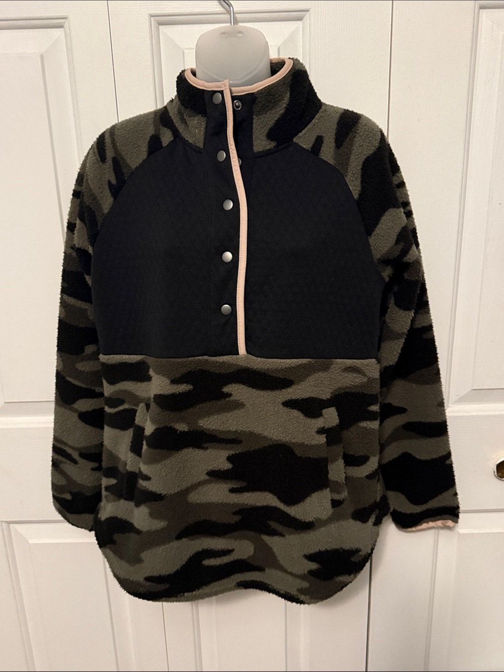 Maurices Sz S Olive and Black Camo Sherpa Pullover Pink Trim b718